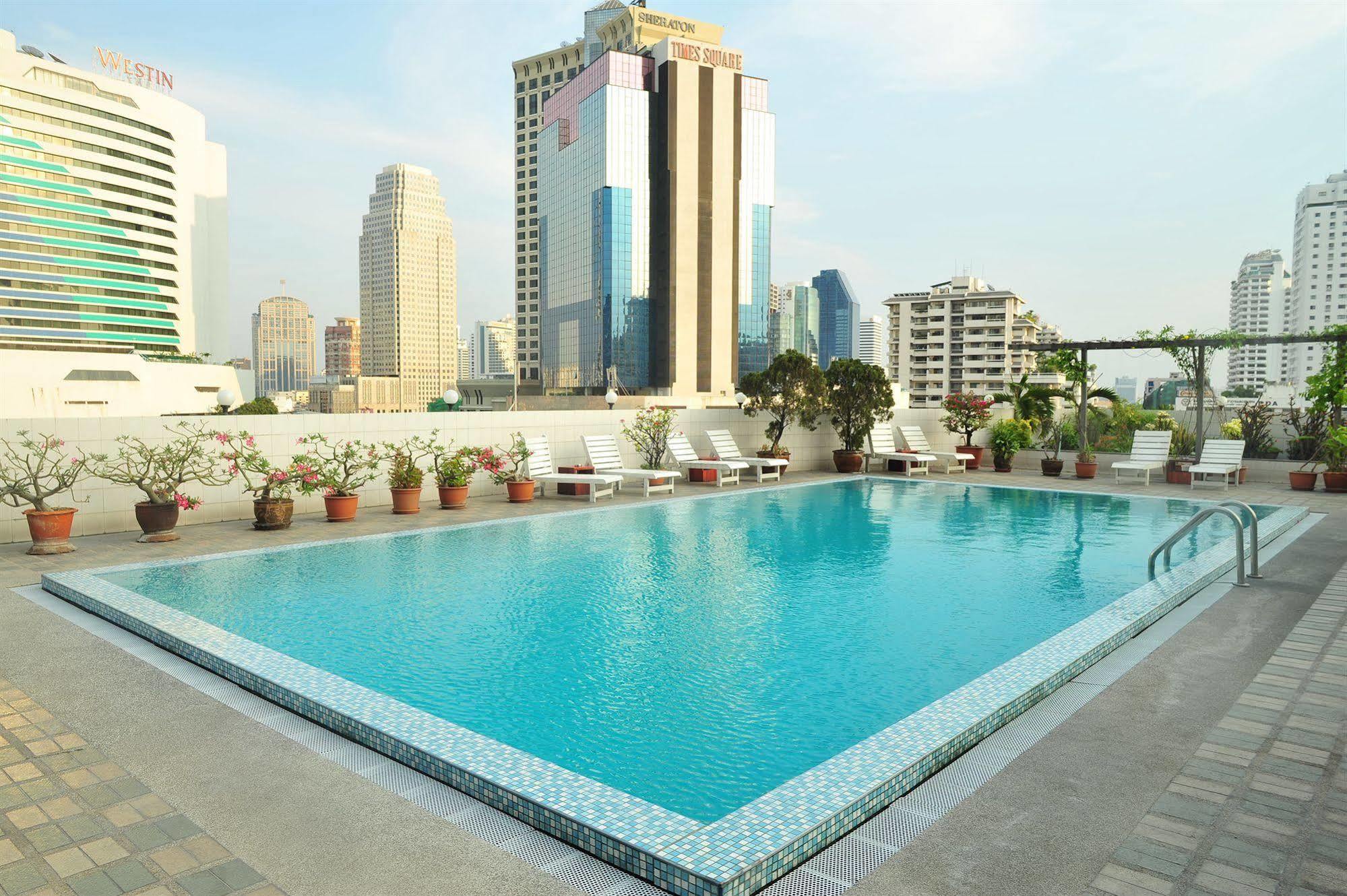 Ruamchitt Plaza Hotel Bangkok Exterior foto